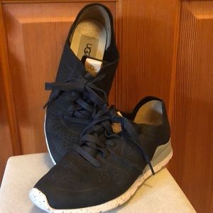 EUC womens UGG soft suede sneakers